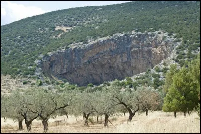 Quel est le nom de l'excavation circulaire qu'on peut rencontrer en montagne ?