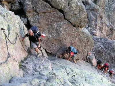 Sur quel sentier passe-t-on obligatoirement par la montagne si on le parcourt sur toute sa longueur en Corse ?