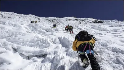 Quel est le premier symptôme grave en général de la haute altitude ?