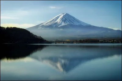 Quel est le nom de cette montagne japonaise située sur l'île de Honshū ?