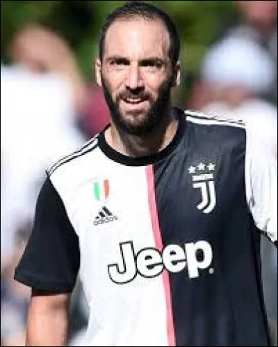 Il évolue actuellement au poste d'avant-centre dans le club italien de la Juventus de Turin.