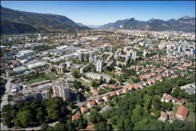Ville de 35 000 habitants de l'agglomération de Grenoble :