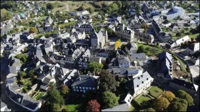 Ville de 4 300 habitants du département de la Corrèze, adossée aux premiers contreforts de la Montagne limousine :