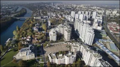 Ville de 55 000 habitants du département de Seine-Saint-Denis, bordée par la Seine :