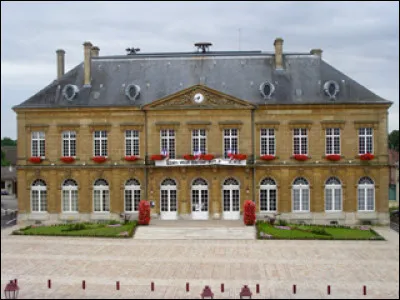 Petite ville du département de la Meuse, située dans la Woëvre et traversée par l'Orne :