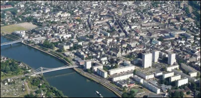 Ville de Seine-Maritime, ancien grand centre d'industrie textile, située dans un méandre de la Seine en amont de Rouen :