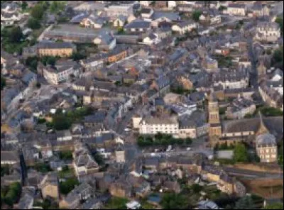 Ville de 5 700 habitants de la Mayenne, située au nord-ouest du département, en bordure du Vendelais :