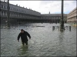Si la couche de glace de l'Antarctique fondait compltement, tous les ocans augmenteraient approximativement de 70 mtres au dessus du niveau actuel de la mer, engloutissant des centaines de villes.