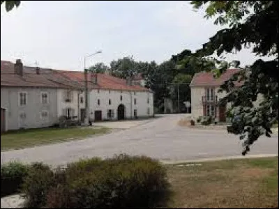 Nous sommes dans le Grand-Est sur la place Jeanne-d'Arc de Boulaincourt. Petit village de 71 habitants, limitrophe de la Meurthe-et-Moselle, il se situe dans le département ...