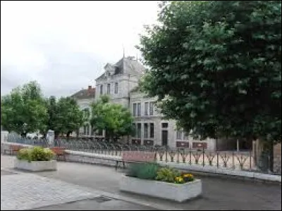 Village de Bourgogne-Franche-Comté, dans l'arrondissement de Mâcon, Matour se situe dans le département ...