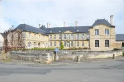 Nous sommes dans les Hauts-de-France devant le château-mairie de Villers-sous-Saint-Leu. Ville de l'arrondissement de Senlis, elle se situe dans le département ...