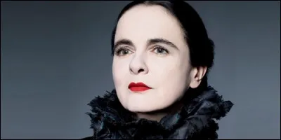 Pour quel accessoire Amélie Nothomb est-elle connue ?