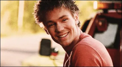 Que dit Lucas à Peyton à propos de l'autocollant NOFX qui se trouve sur sa farde ?