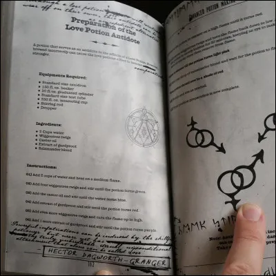 Grâce à son manuel, dans lequel des notes sont inscrites, dans quelle matière Harry excelle-t-il ?