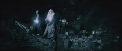 Quel Horcruxe Harry et Dumbledore vont-ils chercher dans une caverne ?