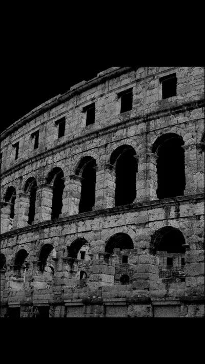Pendant les combats de gladiateurs, celui qui tenait un trident et un filet était le thrace.