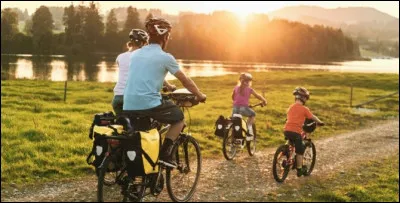 Il est obligatoire de porter un casque à vélo pour les moins de 15 ans.