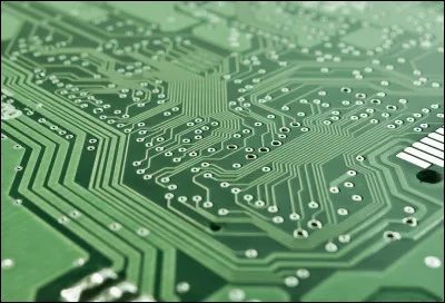 Il faut utiliser la loi d'unicité des tensions pour calculer la tension électrique d'un dipôle dans un circuit en série.