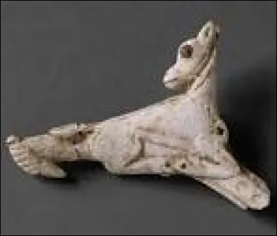 Quel outil de chasse décuple la puissance et la portée des jets de sagaies ?