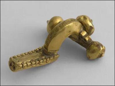 Quel insigne militaire romain est adopté par les officiers germaniques du IVe siècle ?