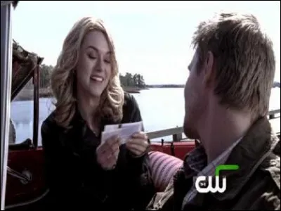 Pour quel groupe Lucas offre-t-il des places à Peyton ?