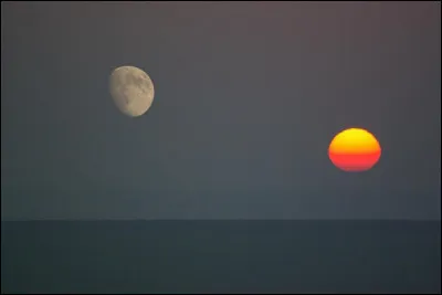 Qui chantait ''Le soleil a rendez-vous avec la lune'' ?