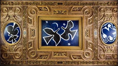 Ses tableaux les plus connus sont aussi les plus poétiques. 
Quel plafond du musée du Louvre est orné par deux exemplaires de la série des "Oiseaux" depuis 1953 ?