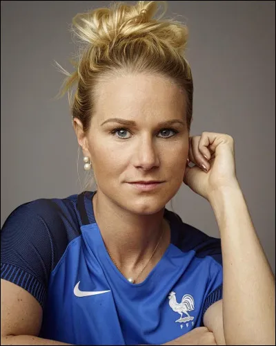 Amandine Henry est sélectionnée en Equipe de France des moins de 19 ans en 2006, avec laquelle elle est demie-finaliste du Championnat d'Europe des moins de 19 ans en 2007. Par quelle équipe la France est-elle éliminée ?