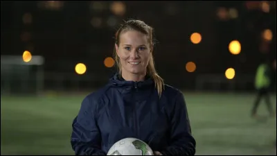 Amandine participe à la Coupe du Monde 2015, au Canada. Elle marque l'un des plus beaux buts de la compétition, au premier tour, contre ...