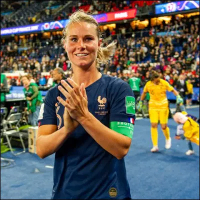 Contre quelle équipe, Amandine Henry porte-elle le brassard de capitaine de l'Equipe de France pour la première fois ?