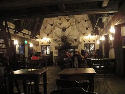 Qui rejoint le trio à la « Tête de Sanglier » ?