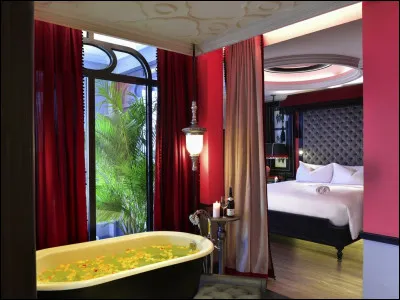 Lorsque Nancy et Jonathan vont à l'hôtel, combien de lits prennent-ils ?