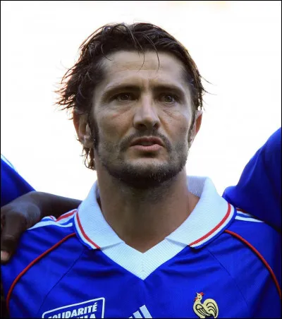 Arrière gauche, il rate son tir au but en quart de finale face à l'Italie :