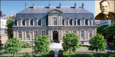 Si vous allez en cet endroit, vous ne penserez jamais que c'est un lieu de recueil ! En effet, même si ce lieu est l'emblème de la lutte contre la mort et les maladies, on peut se recueillir sur la tombe de son « initiateur » ! En cette triste période de début 2020, les successeurs de « l'initiateur » doivent bosser comme des fous, respect, hommages et grand merci à eux !
Où sommes-nous (1 réponse) ?