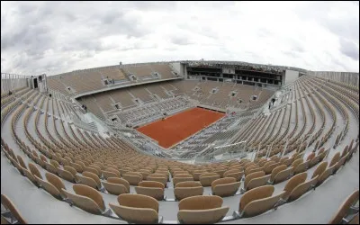 Quel est le nom du court central du stade de tennis de Roland-Garros ?