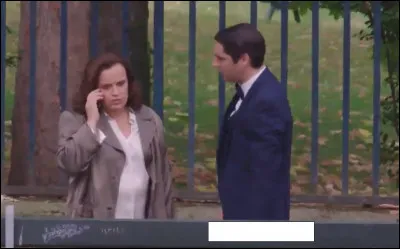 Quel est le prénom masculin gravé sur le banc ?