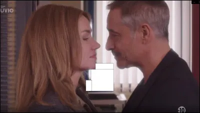 Quelle est la couleur du dossier en arrière plan ?