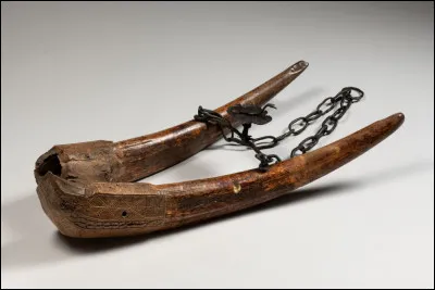 À quoi pouvait servir cet objet en ivoire de morse long d'environ 60 cm ?