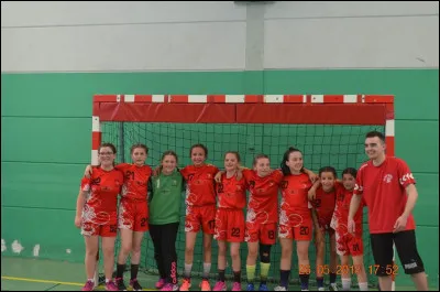 Lors de la saison 2017-2018, apr&egrave;s un parcours sensationnel, contre quelle &eacute;quipe nos -13 f&eacute;minines de l'entente LCH se sont-elles inclin&eacute;es en finale de la Coupe de l'Aube ?