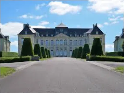 Au cours de quel siècle le château, ayant donné son nom à la commune, a-t-il été reconstruit tel qu'on peut encore l'admirer aujourd'hui ?