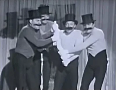 Mais que tiennent-ils donc, tous les quatre ?