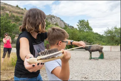Le propulseur est une arme très puissante inventée au Solutréen. Quelle est sa portée de tir ?