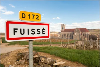 À l'extérieur de l'église paroissiale de Fuissé, construite à partir de 1868, il y a une frise encadrant le portail. Que représente-t-elle ?