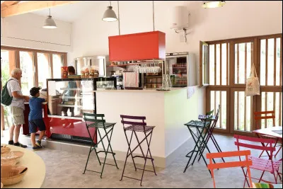 Quel produit vendu au Café de la Roche est fabriqué sur le territoire du Grand Site ?