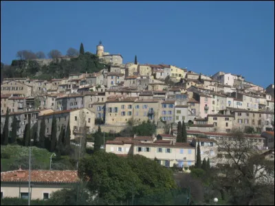 Petite ville de 5000 habitants du département du Var, située sur les hauteurs de l'arrière-pays, entre les vallées de l'Argens et de la Siagne :