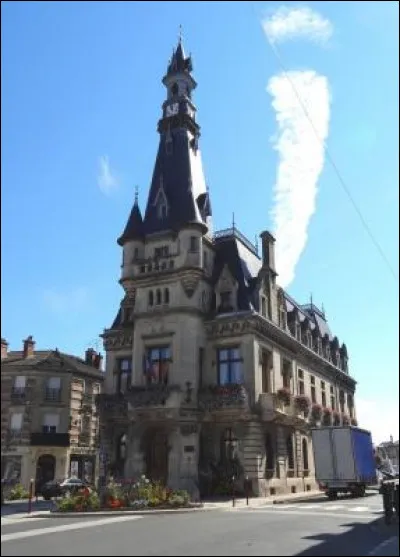 Petite ville de 5000 habitants du département de la Marne arrosée par la Vesle :