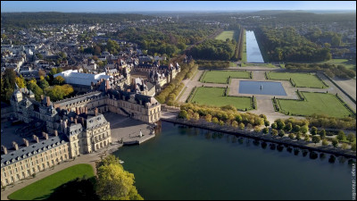 Ville de Seine-et-Marne, célèbre pour son château, résidence royale aux XVIe et XVIIe siècles :