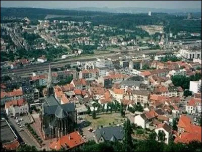 Ville de Moselle de 21 000 habitants, principal centre de l'ancien bassin houiller lorrain :