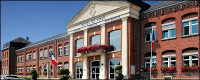 Ville de 12 000 habitants du département du Nord, située sur l'Helpe, en Thiérarche, ancien grand centre d'industrie textile :