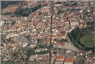 Ville de 8000 habitants du département de la Loire, située dans la plaine du Forez, sur la rive droite du fleuve :